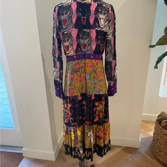Gucci Tiger Print Dress

Length-46 inches

Bust - 18 inches 

Waist -15 inches - Picture 4 of 7